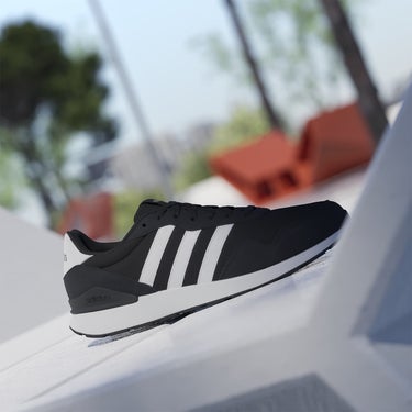 アディダス adidas ラン 60s 4.0 シューズ シューズ ブラック JR6622 使用イメージ
