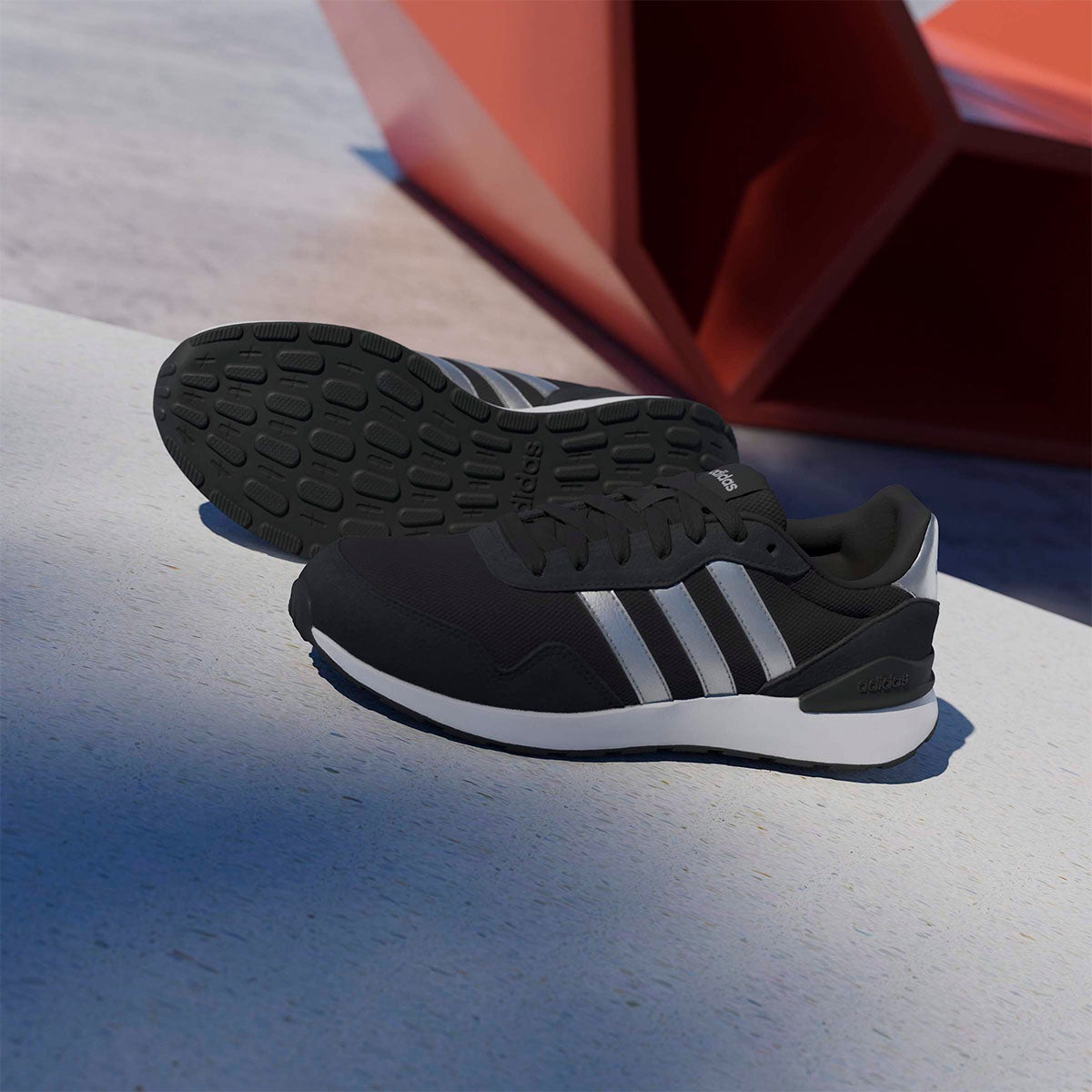 アディダス adidas ラン 60s 4.0 / Run 60s 4.0 Shoes シューズＷ ブラック JR6626 使用イメージ