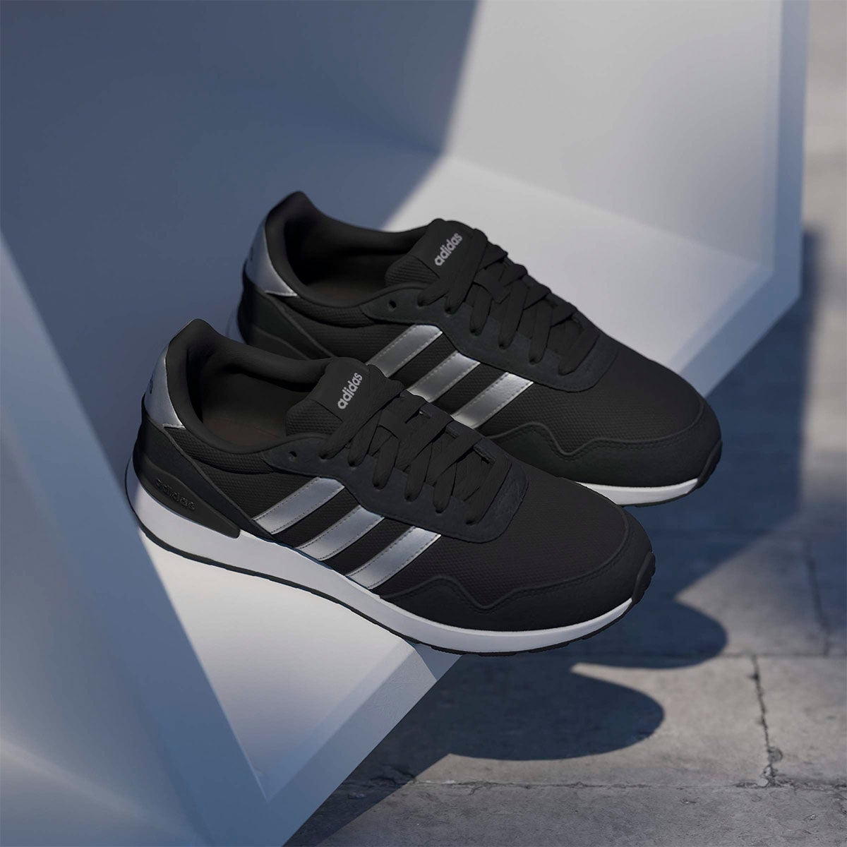 アディダス adidas ラン 60s 4.0 / Run 60s 4.0 Shoes シューズＷ ブラック JR6626 使用イメージ