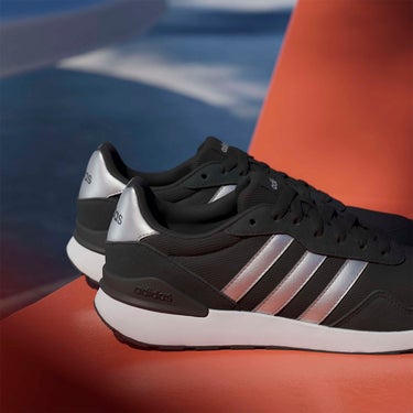 アディダス adidas ラン 60s 4.0 / Run 60s 4.0 Shoes シューズＷ ブラック JR6626 使用イメージ