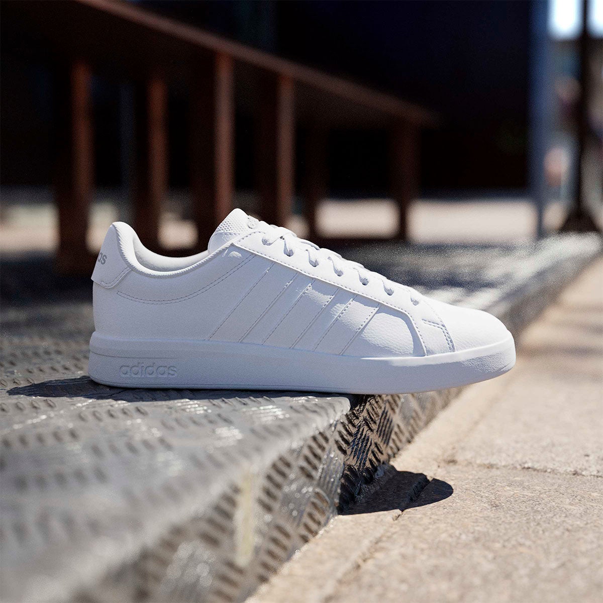 アディダス adidas グランドコートベース3.0 / GRANDCOURTBASE 3.0 シューズ ホワイト HQ0080 使用イメージ