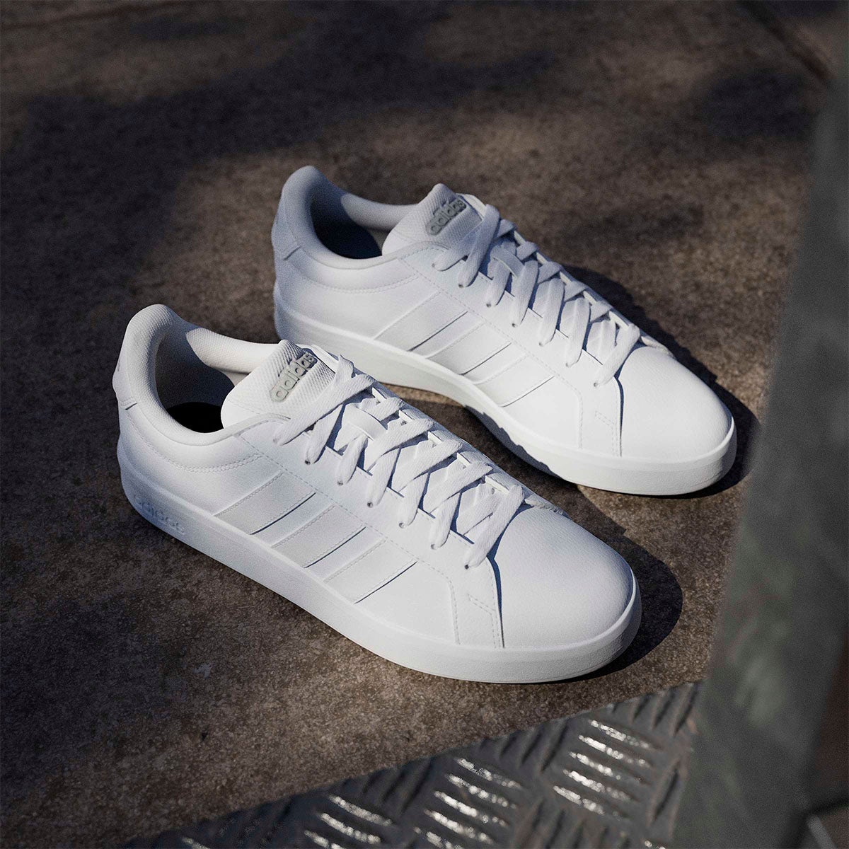 アディダス adidas グランドコートベース3.0 / GRANDCOURTBASE 3.0 シューズ ホワイト HQ0080 使用イメージ