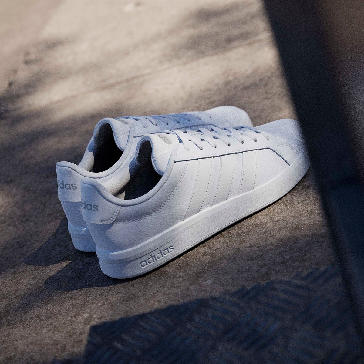 アディダス adidas グランドコートベース3.0 / GRANDCOURTBASE 3.0 シューズ ホワイト HQ0080 使用イメージ