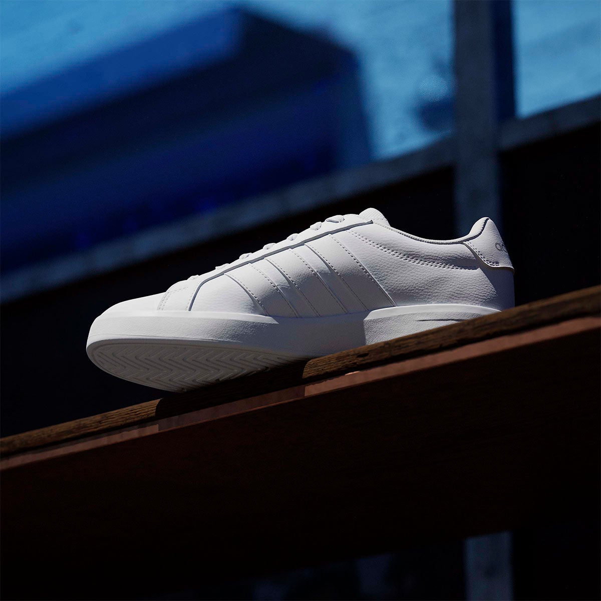 アディダス adidas グランドコートベース3.0 / GRANDCOURTBASE 3.0 シューズ ホワイト HQ0080 使用イメージ