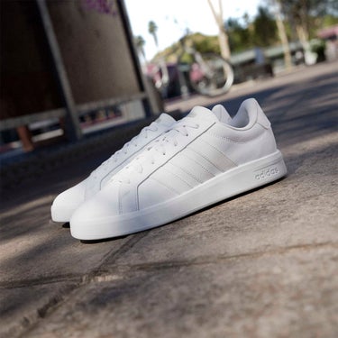 アディダス adidas グランドコートベース3.0 / GRANDCOURTBASE 3.0 シューズ ホワイト HQ0080 使用イメージ