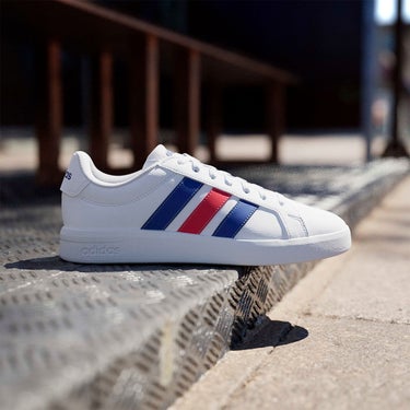 アディダス adidas グランドコートベース3.0 / GRANDCOURTBASE 3.0 シューズ ホワイト HQ0081 使用イメージ