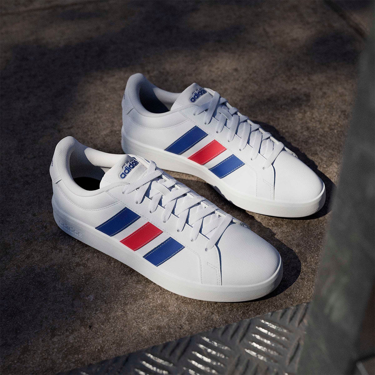 アディダス adidas グランドコートベース3.0 / GRANDCOURTBASE 3.0 シューズ ホワイト HQ0081 使用イメージ