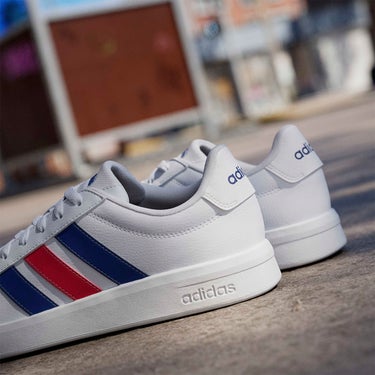 アディダス adidas グランドコートベース3.0 / GRANDCOURTBASE 3.0 シューズ ホワイト HQ0081 使用イメージ