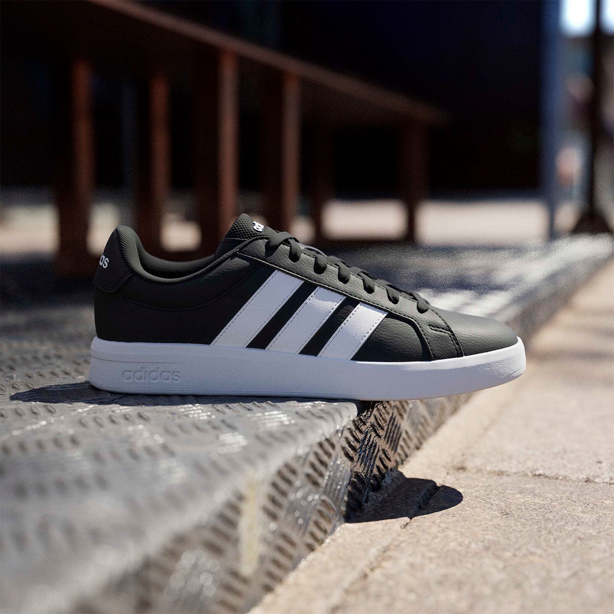 アディダス adidas グランドコートベース3.0 / GRANDCOURTBASE 3.0 シューズ ブラック HQ0082 使用イメージ