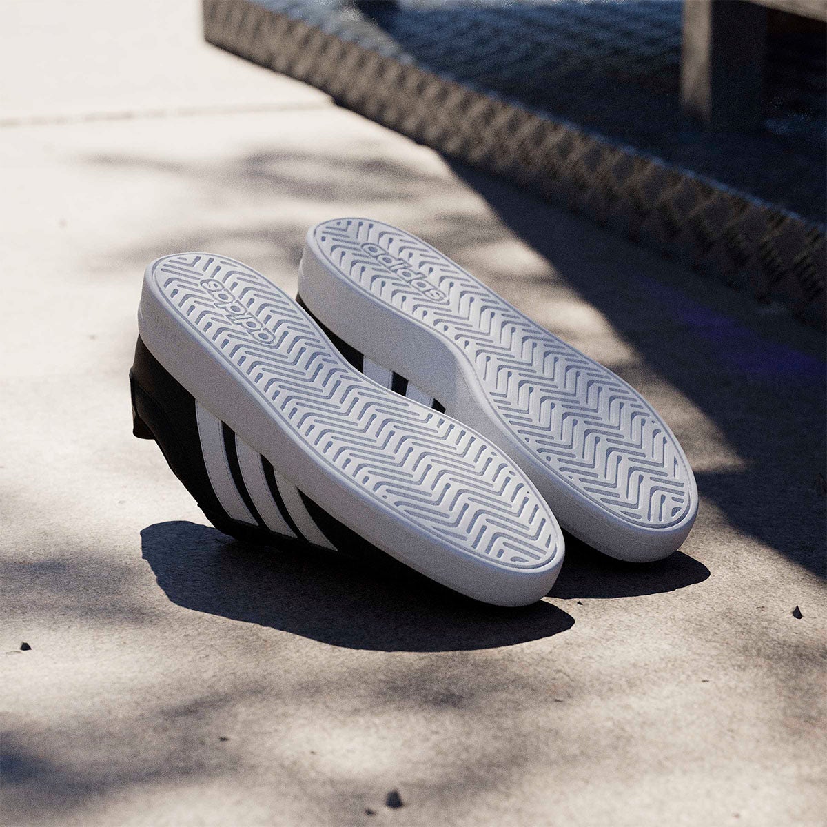 アディダス adidas グランドコートベース3.0 / GRANDCOURTBASE 3.0 シューズ ブラック HQ0082 使用イメージ