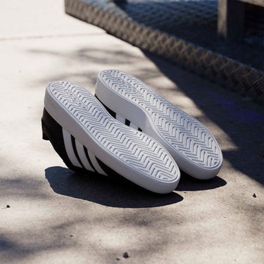 アディダス adidas グランドコートベース3.0 / GRANDCOURTBASE 3.0 シューズ ブラック HQ0082 使用イメージ