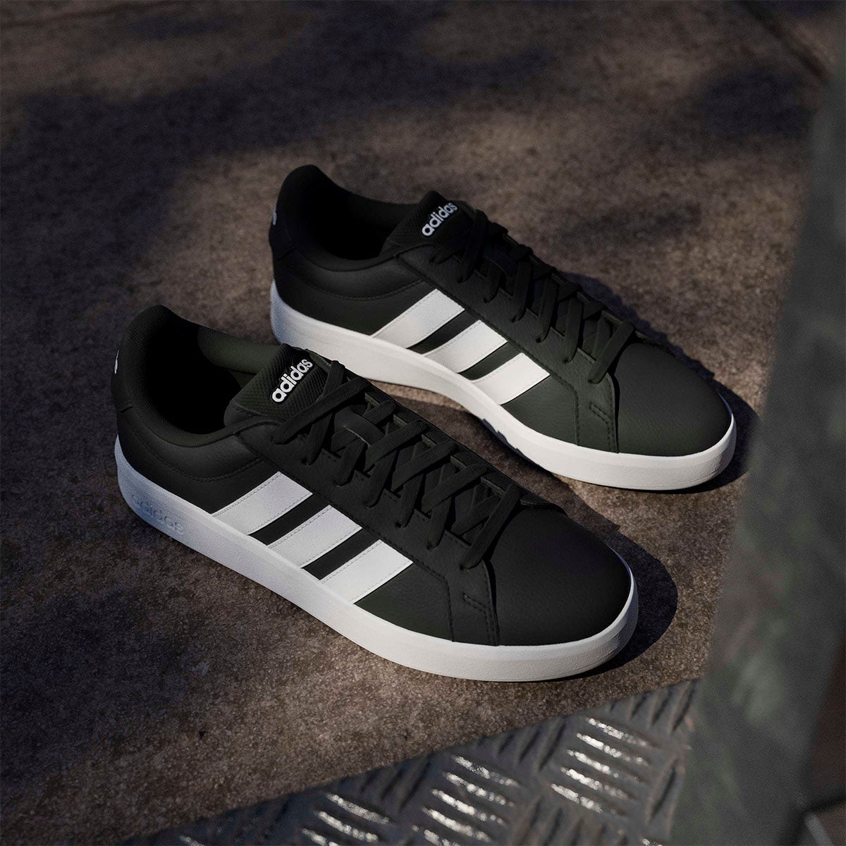アディダス adidas グランドコートベース3.0 / GRANDCOURTBASE 3.0 シューズ ブラック HQ0082 使用イメージ