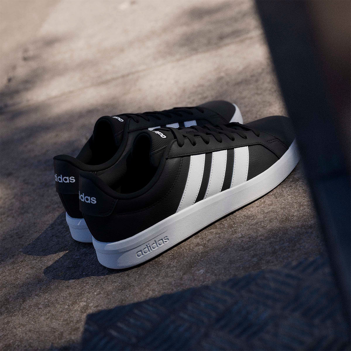 アディダス adidas グランドコートベース3.0 / GRANDCOURTBASE 3.0 シューズ ブラック HQ0082 使用イメージ