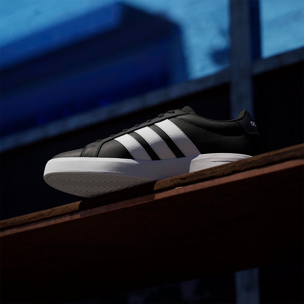 アディダス adidas グランドコートベース3.0 / GRANDCOURTBASE 3.0 シューズ ブラック HQ0082 使用イメージ