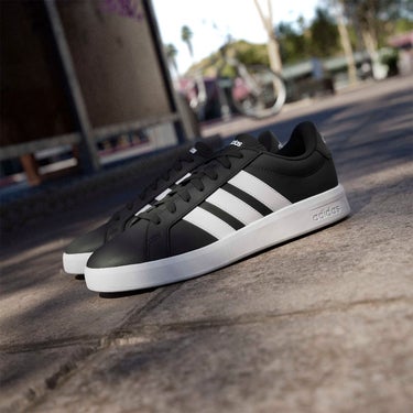 アディダス adidas グランドコートベース3.0 / GRANDCOURTBASE 3.0 シューズ ブラック HQ0082 使用イメージ