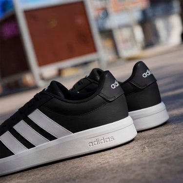 アディダス adidas グランドコートベース3.0 / GRANDCOURTBASE 3.0 シューズ ブラック HQ0082 使用イメージ
