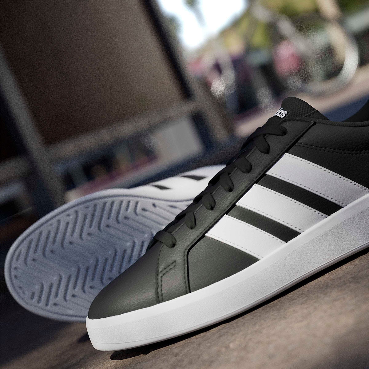 アディダス adidas グランドコートベース3.0 / GRANDCOURTBASE 3.0 シューズ ブラック HQ0082 使用イメージ