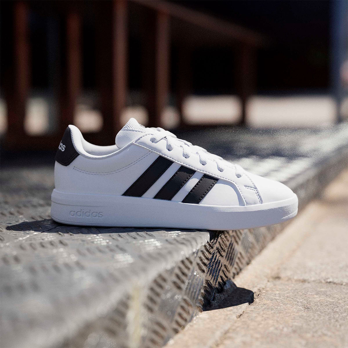 アディダス adidas グランドコート3.0ジュニア / Grand Court 3.0 Junior シューズ ホワイト JP9365 使用イメージ