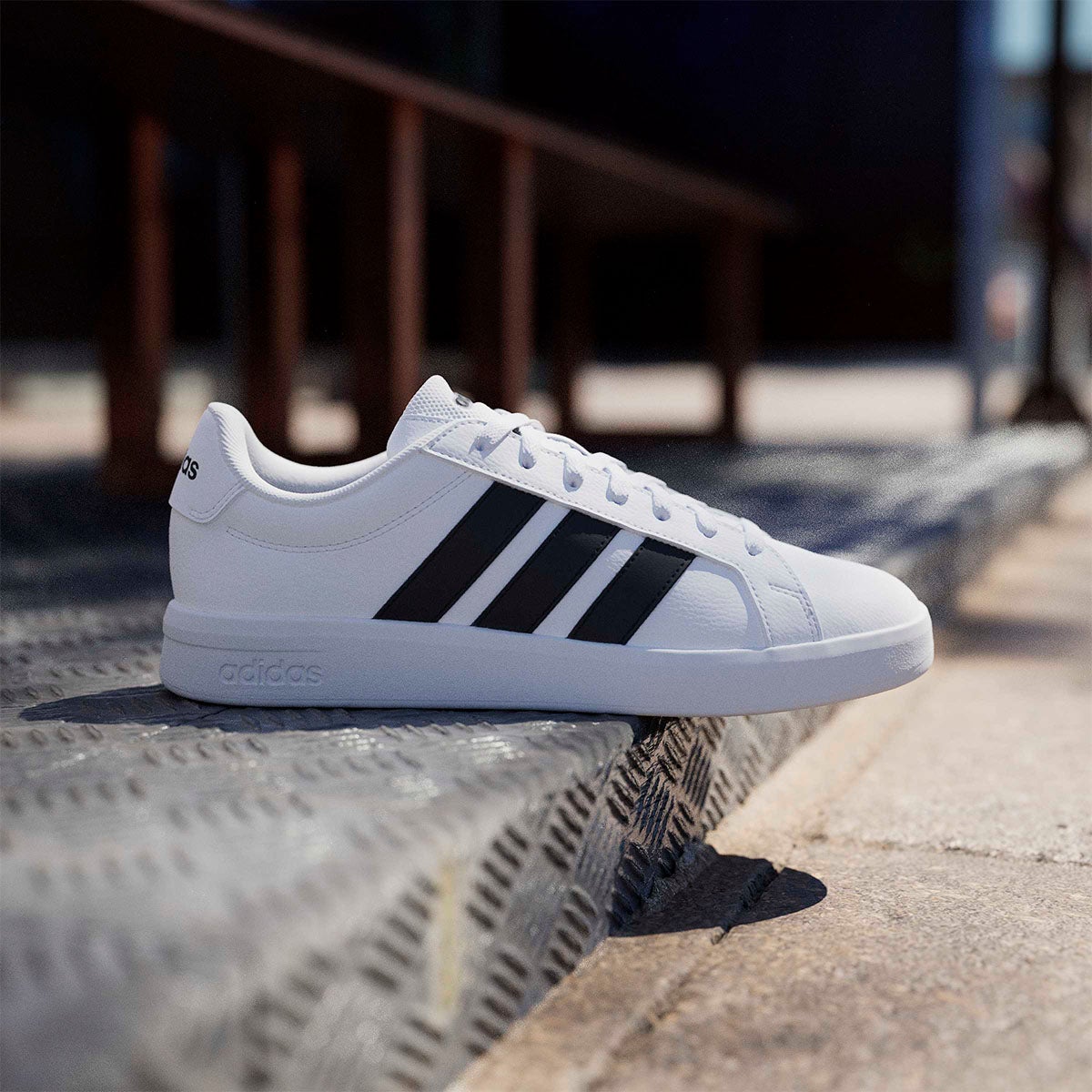アディダス adidas グランドコートベース3.0 / GRANDCOURTBASE 3.0 シューズ ホワイト JR4613 使用イメージ