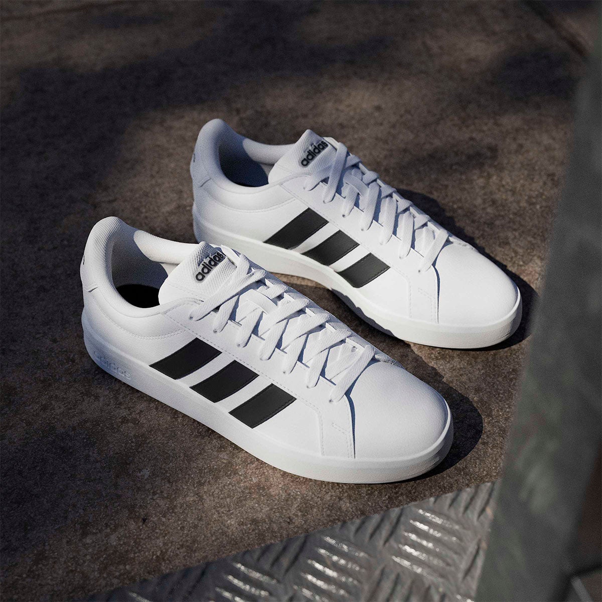 アディダス adidas グランドコートベース3.0 / GRANDCOURTBASE 3.0 シューズ ホワイト JR4613 使用イメージ