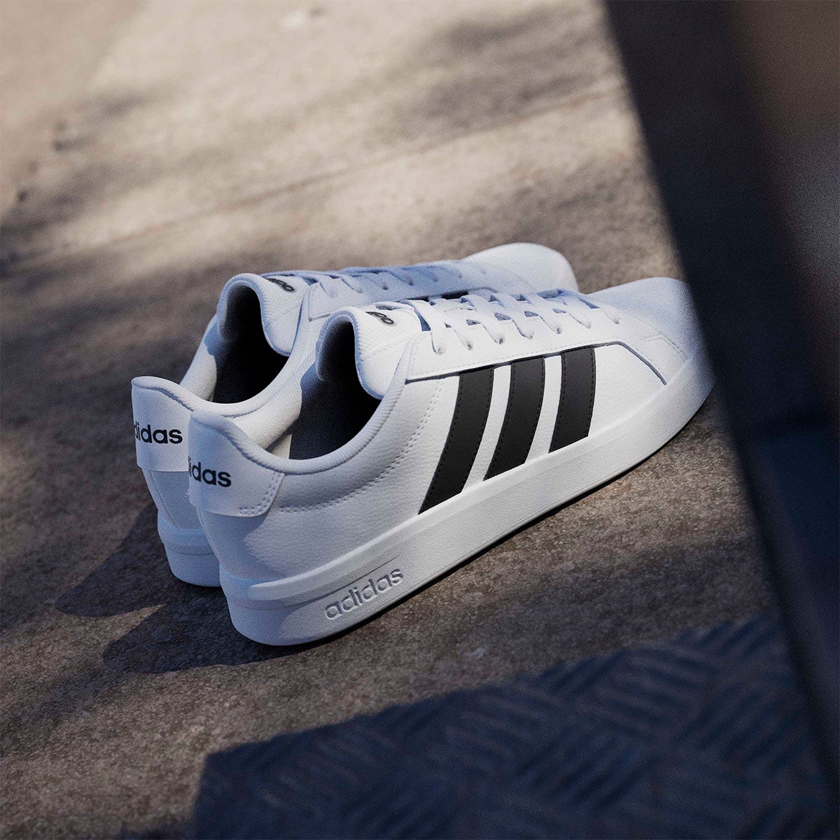 アディダス adidas グランドコートベース3.0 / GRANDCOURTBASE 3.0 シューズ ホワイト JR4613 使用イメージ