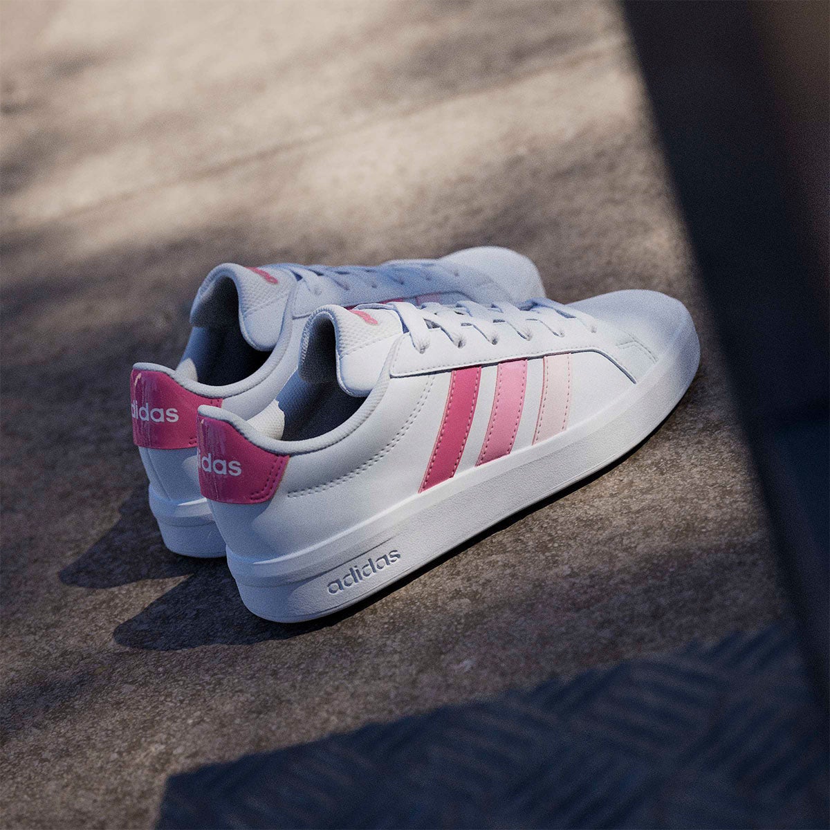 アディダス adidas グランドコート3.0ジュニア / Grand Court 3.0 Junior シューズ ホワイト KJ4368 使用イメージ