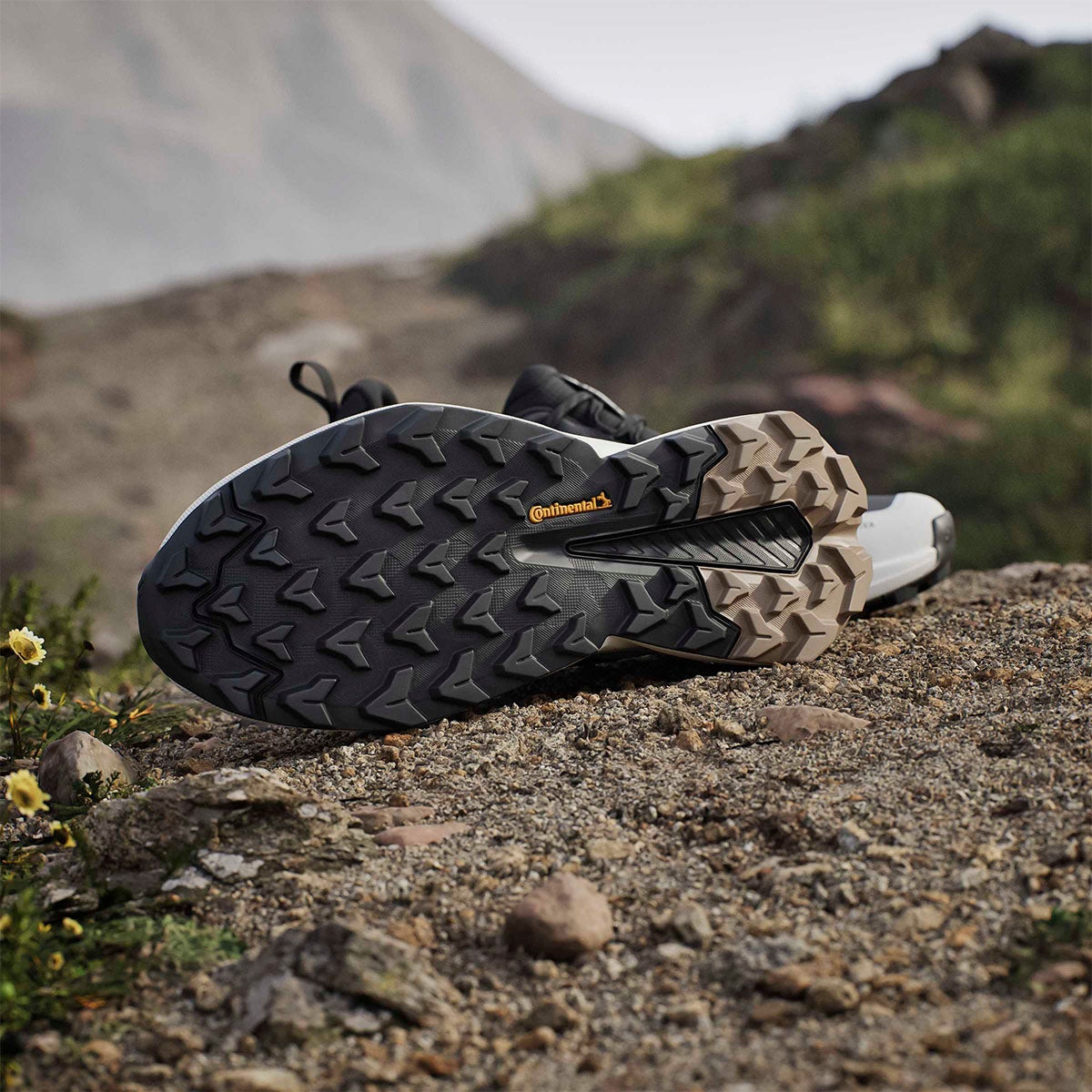 アディダス adidas テレックス トレイルメーカー 2 GORE-TEX ハイキング / Terrex Trailmaker 2 GORE-TEX Hiking シューズ ホワイト JR6576 使用イメージ