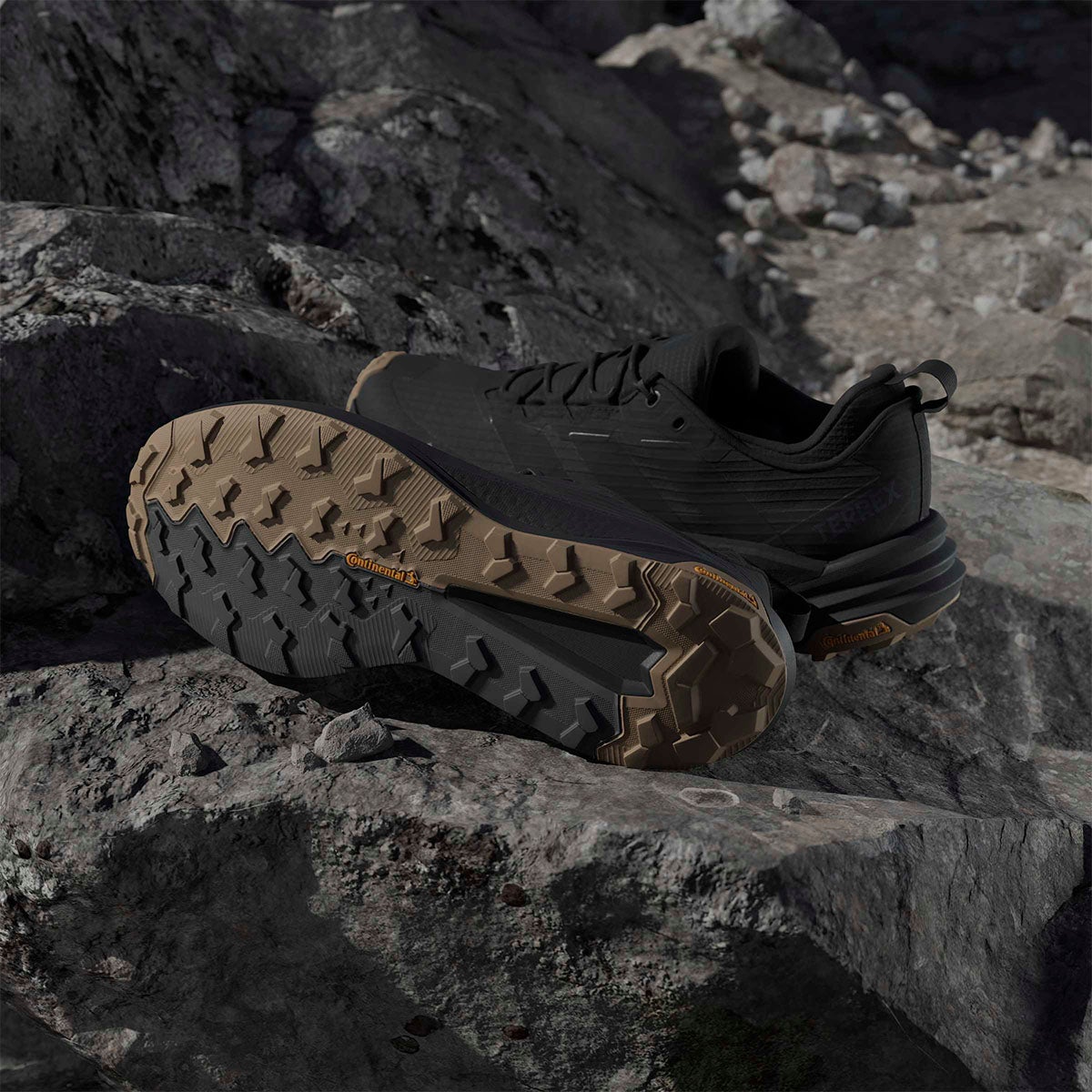 アディダス adidas テレックス フリーハイカー 2.0 ロー Gore-Tex ハイキング / TERREX FREE HIKER 3 Low GORE-TEX Hiking トレッキングシューズ ブラック HQ9292 使用イメージ