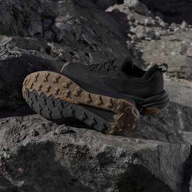 アディダス adidas テレックス フリーハイカー 2.0 ロー Gore-Tex ハイキング / TERREX FREE HIKER 3 Low GORE-TEX Hiking トレッキングシューズ ブラック HQ9292 使用イメージ