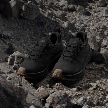 アディダス adidas テレックス フリーハイカー 2.0 ロー Gore-Tex ハイキング / TERREX FREE HIKER 3 Low GORE-TEX Hiking トレッキングシューズ ブラック HQ9292 使用イメージ