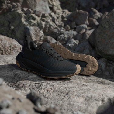 アディダス adidas テレックス フリーハイカー 2.0 ロー Gore-Tex ハイキング / TERREX FREE HIKER 3 Low GORE-TEX Hiking トレッキングシューズ ブラック HQ9292 使用イメージ