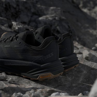 アディダス adidas テレックス フリーハイカー 2.0 ロー Gore-Tex ハイキング / TERREX FREE HIKER 3 Low GORE-TEX Hiking トレッキングシューズ ブラック HQ9292 使用イメージ