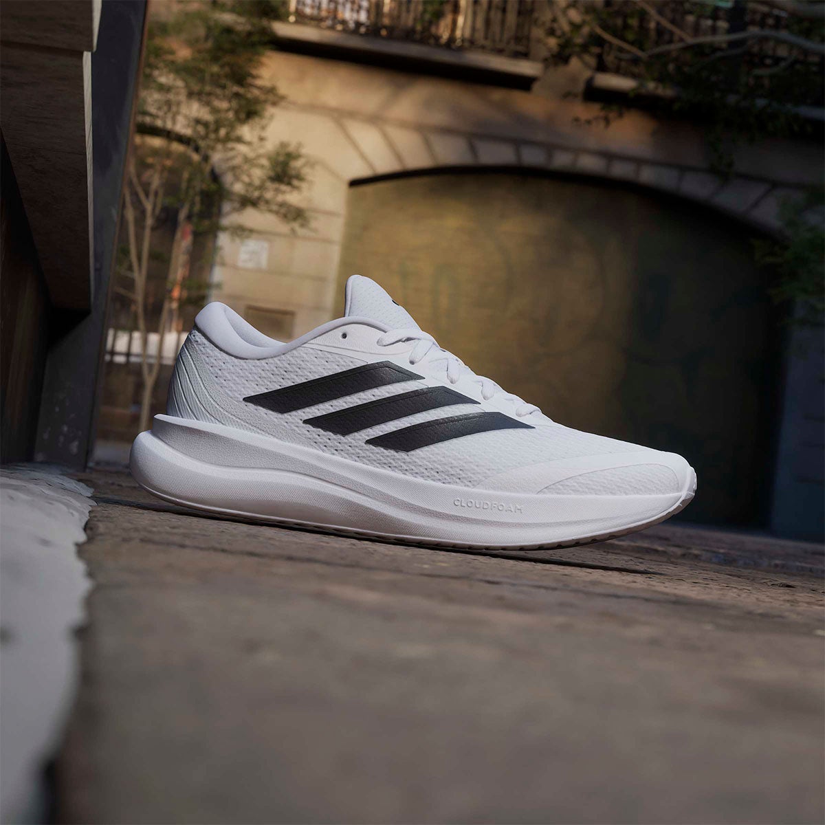 アディダス adidas Runfalcon 6 CLOUDFOAM Running Shoes ランニングシューズ ホワイト IH9526 使用イメージ