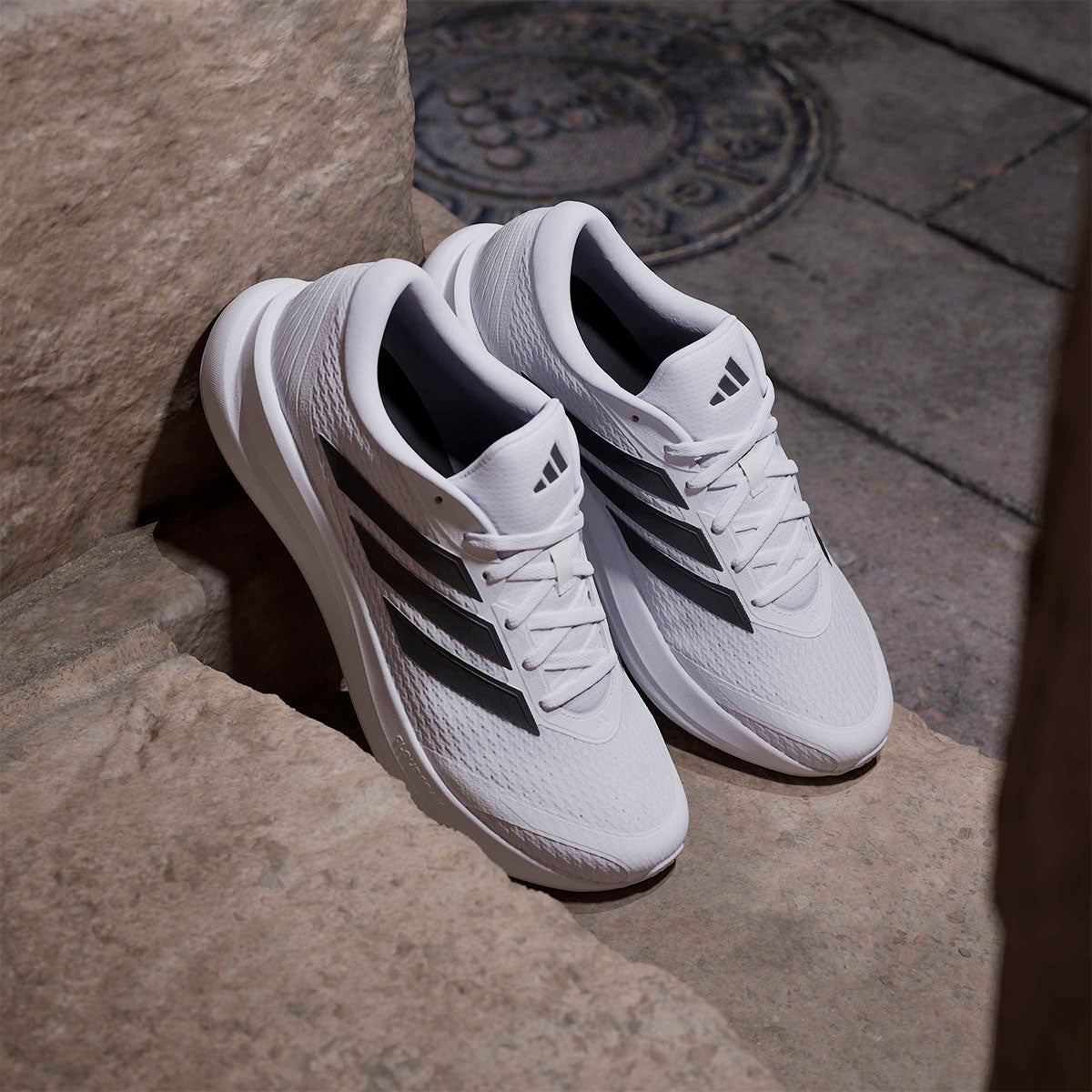 アディダス adidas Runfalcon 6 CLOUDFOAM Running Shoes ランニングシューズ ホワイト IH9526 使用イメージ