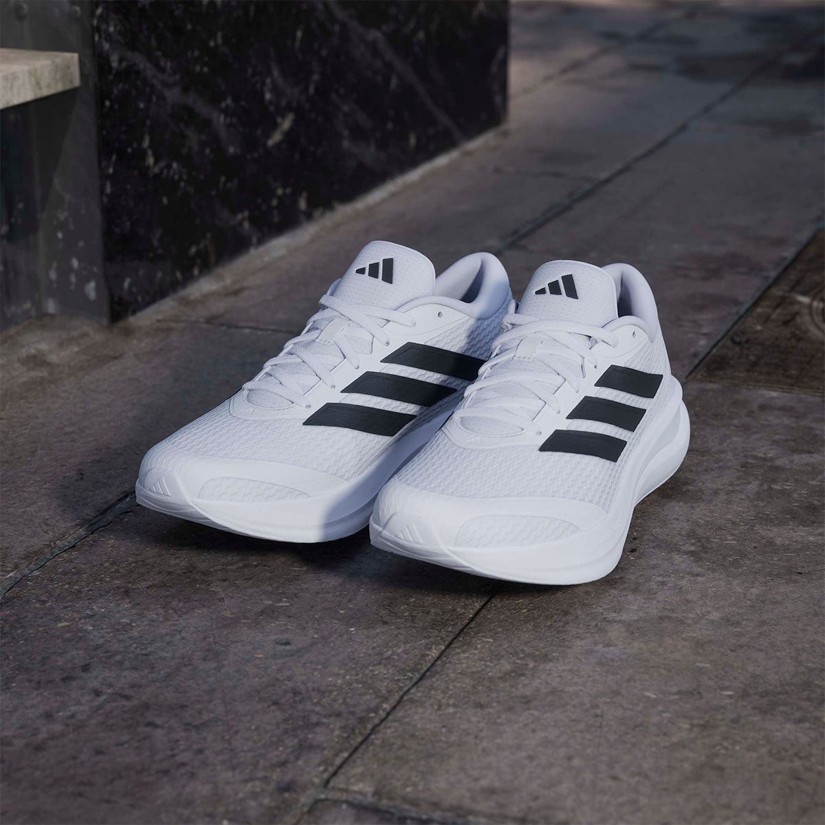 アディダス adidas Runfalcon 6 CLOUDFOAM Running Shoes ランニングシューズ ホワイト IH9526 使用イメージ