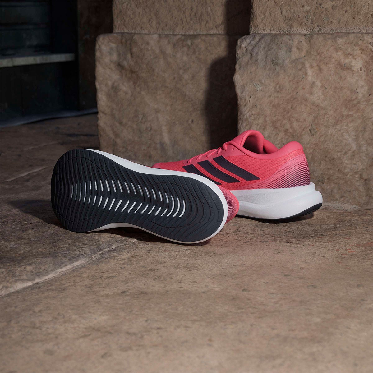 アディダス adidas Runfalcon 6 CLOUDFOAM Running Shoes ランニングシューズ ピンク IH9529 使用イメージ