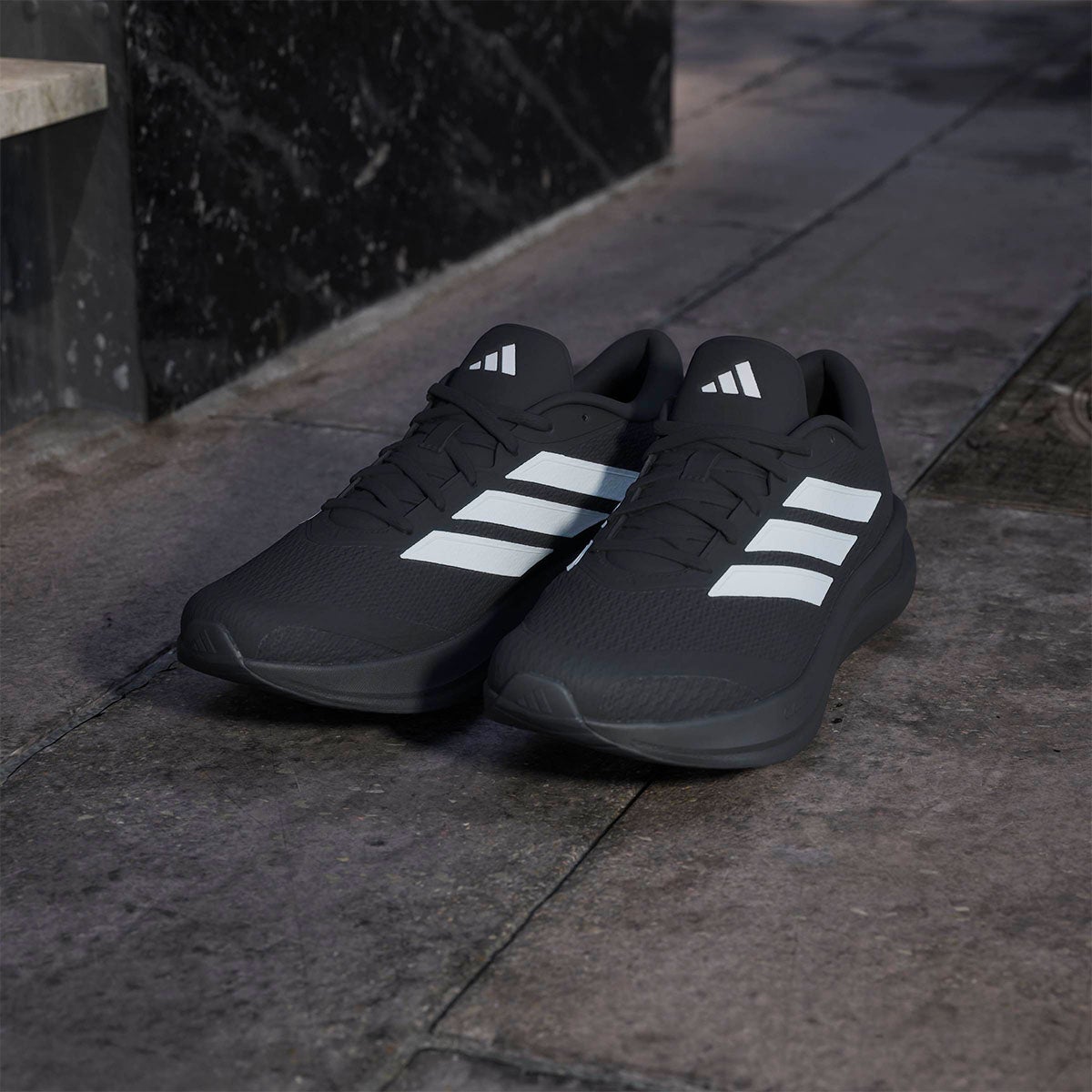 アディダス adidas Runfalcon 6 CLOUDFOAM Running Shoes ランニングシューズ ブラック IH9530 使用イメージ