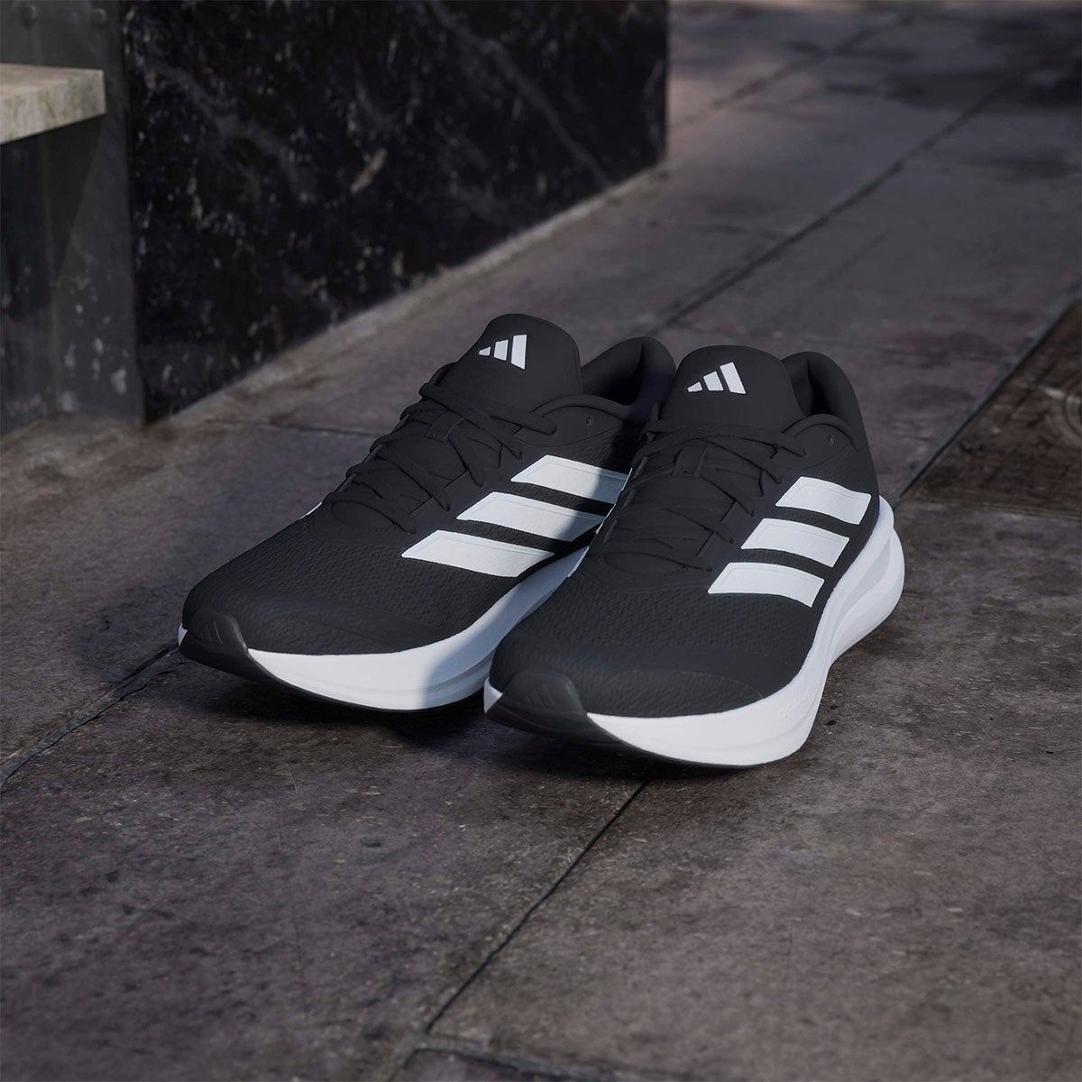 アディダス adidas Runfalcon 6 CLOUDFOAM Running Shoes ランニングシューズ ブラック IH9532 使用イメージ