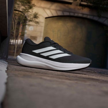 アディダス adidas コアランナー 6 / CORERUNNER 6 ランニングシューズ ブラック IH9537 使用イメージ