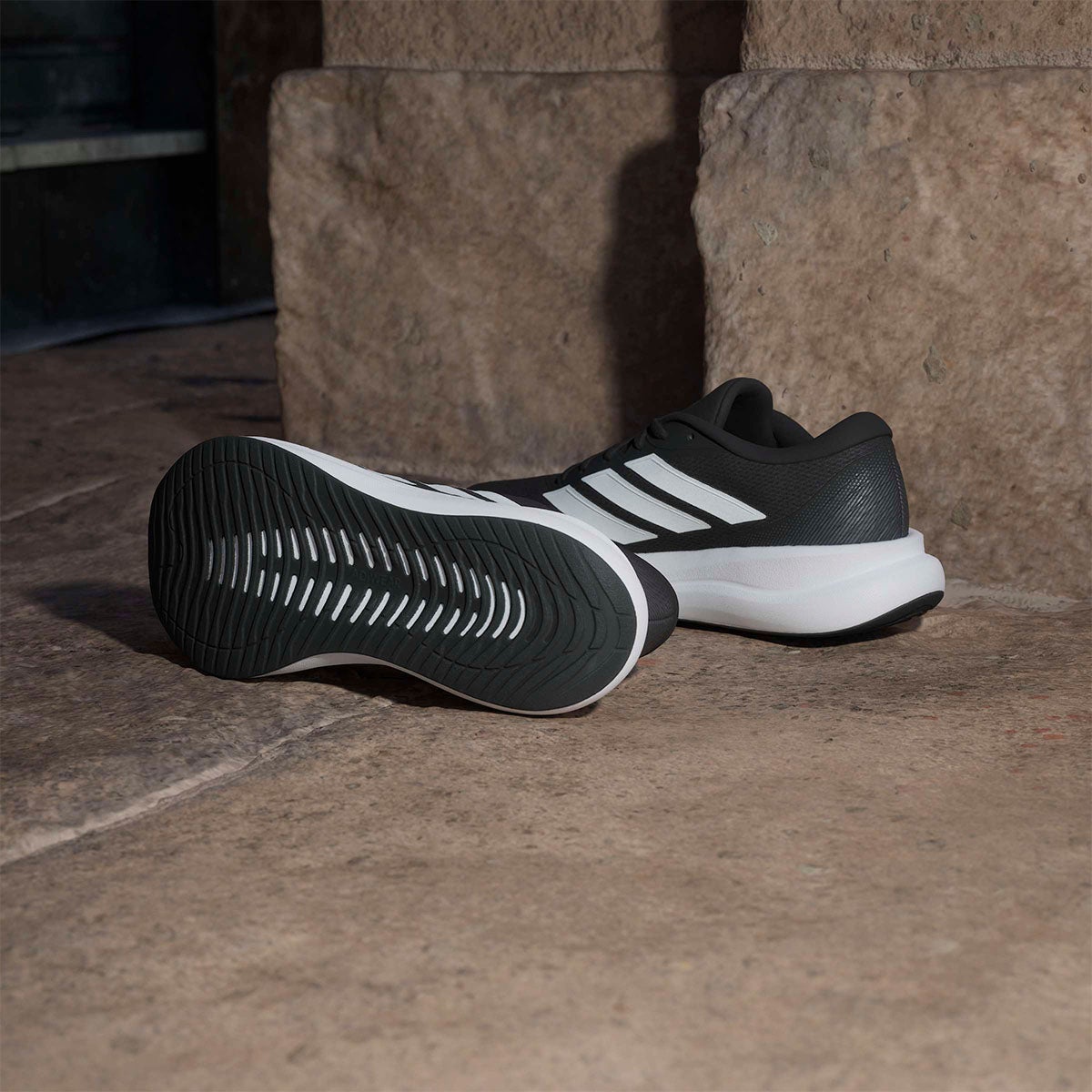 アディダス adidas コアランナー 6 / CORERUNNER 6 ランニングシューズ ブラック IH9537 使用イメージ