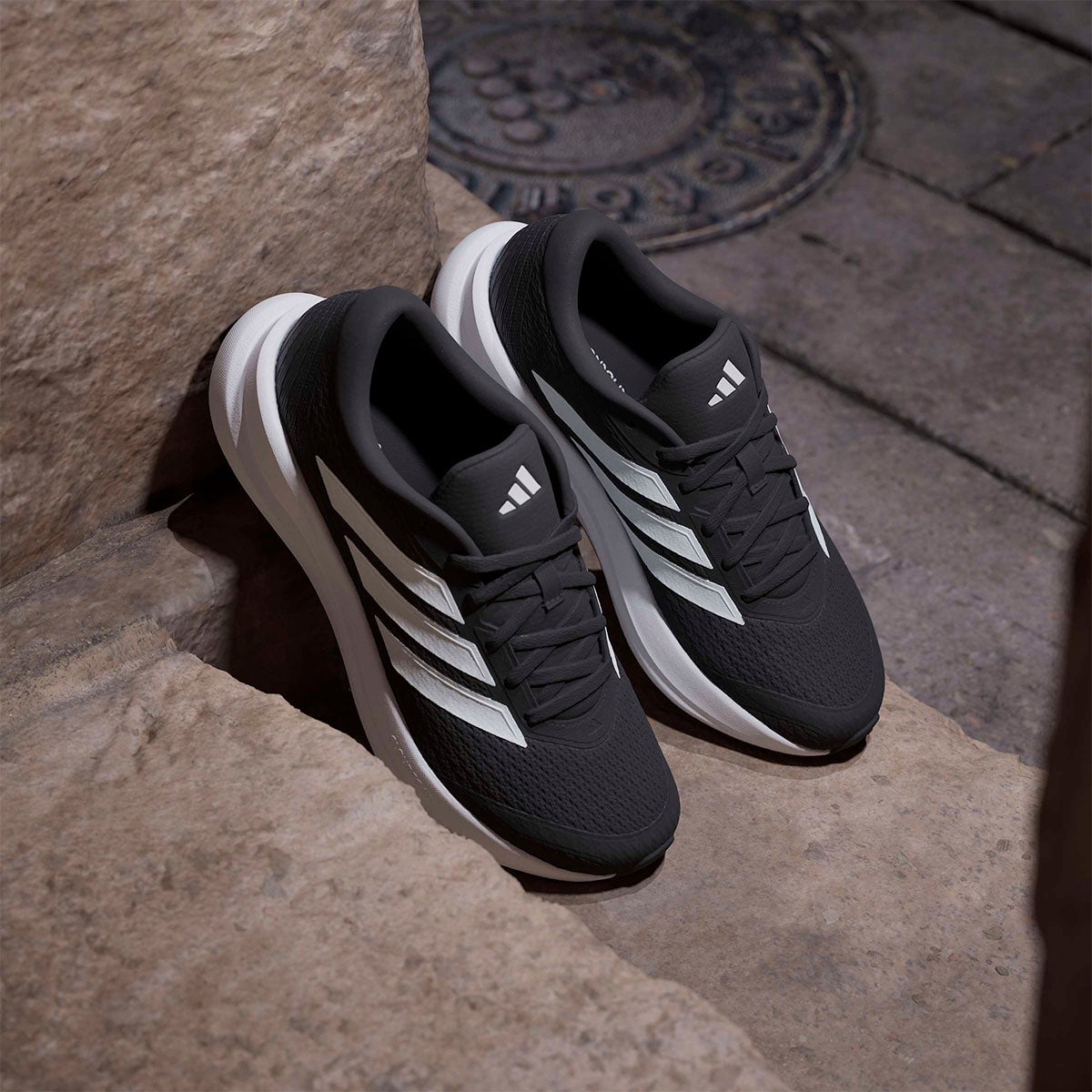 アディダス adidas コアランナー 6 / CORERUNNER 6 ランニングシューズ ブラック IH9537 使用イメージ