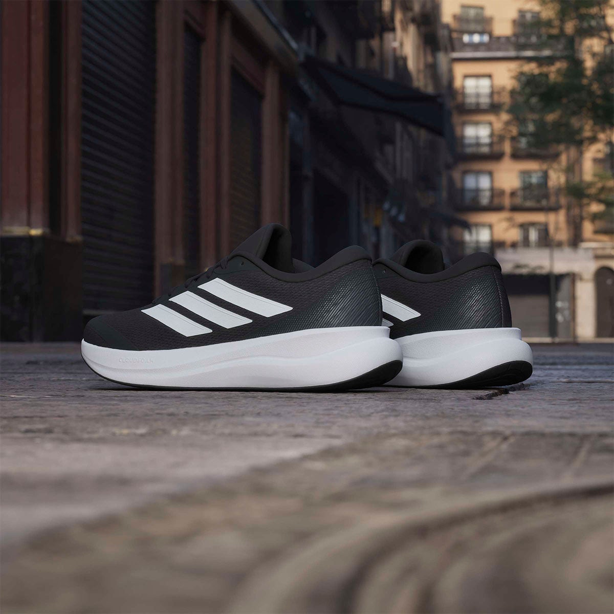 アディダス adidas コアランナー 6 / CORERUNNER 6 ランニングシューズ ブラック IH9537 使用イメージ
