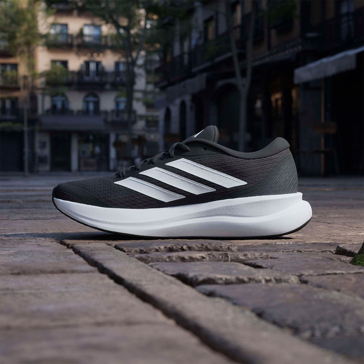 アディダス adidas コアランナー 6 / CORERUNNER 6 ランニングシューズ ブラック IH9537 使用イメージ