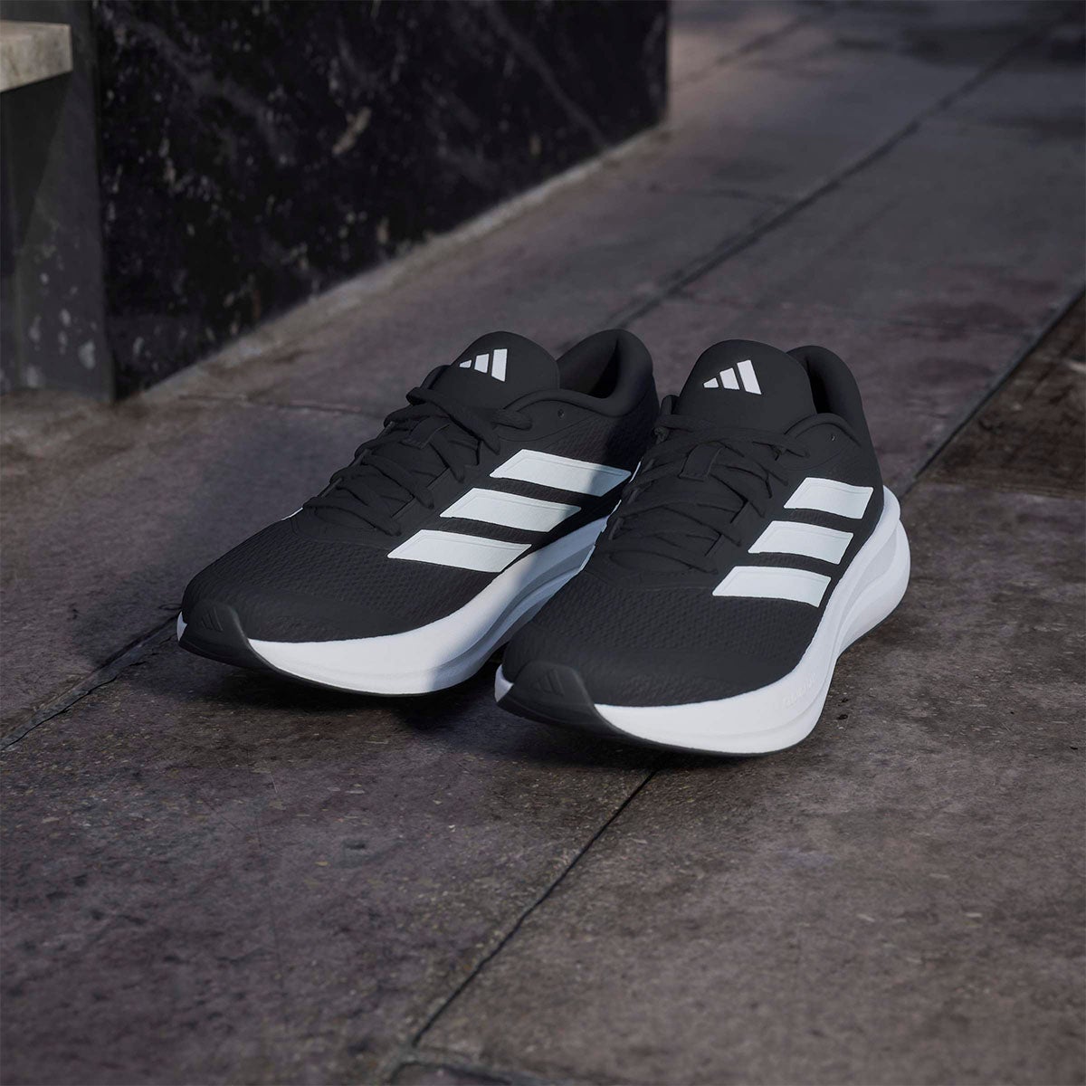 アディダス adidas コアランナー 6 / CORERUNNER 6 ランニングシューズ ブラック IH9537 使用イメージ