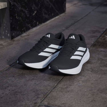 アディダス adidas コアランナー 6 / CORERUNNER 6 ランニングシューズ ブラック IH9537 使用イメージ