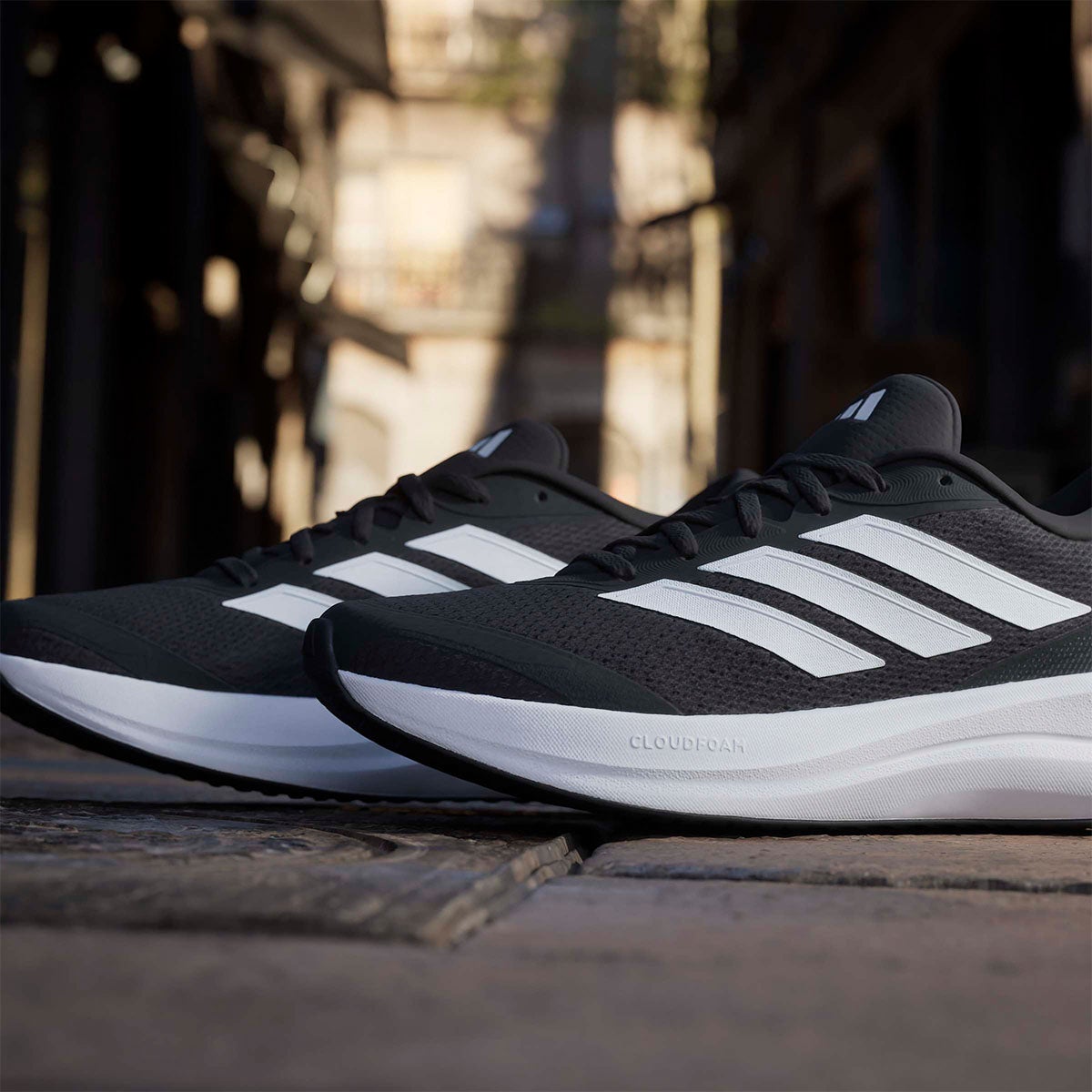 アディダス adidas コアランナー 6 / CORERUNNER 6 ランニングシューズ ブラック IH9537 使用イメージ