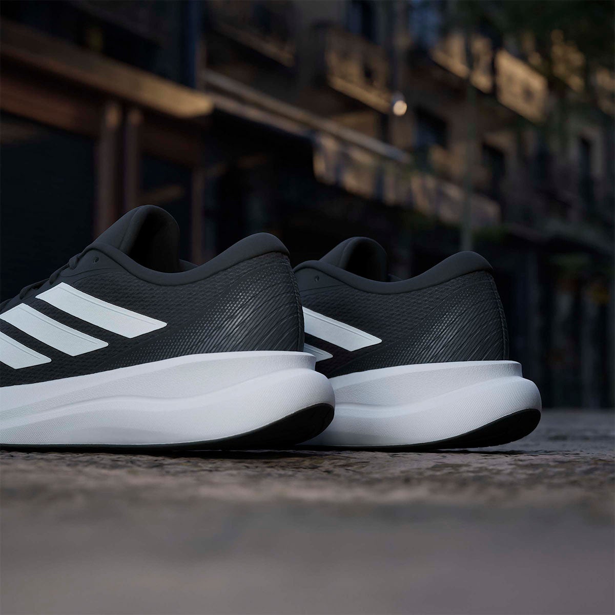 アディダス adidas コアランナー 6 / CORERUNNER 6 ランニングシューズ ブラック IH9537 使用イメージ