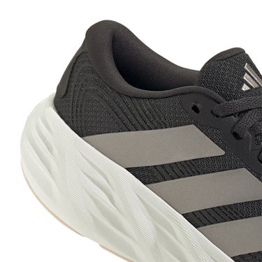 アディダス adidas GLX 8 ランニング / GALAXY 8 RUNNING ランニングシューズ ブラック IH9796 使用イメージ