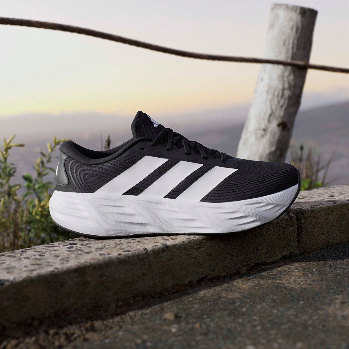 アディダス adidas GLX 8 ランニング / GALAXY 8 RUNNING ランニングシューズ ブラック IH9812 使用イメージ