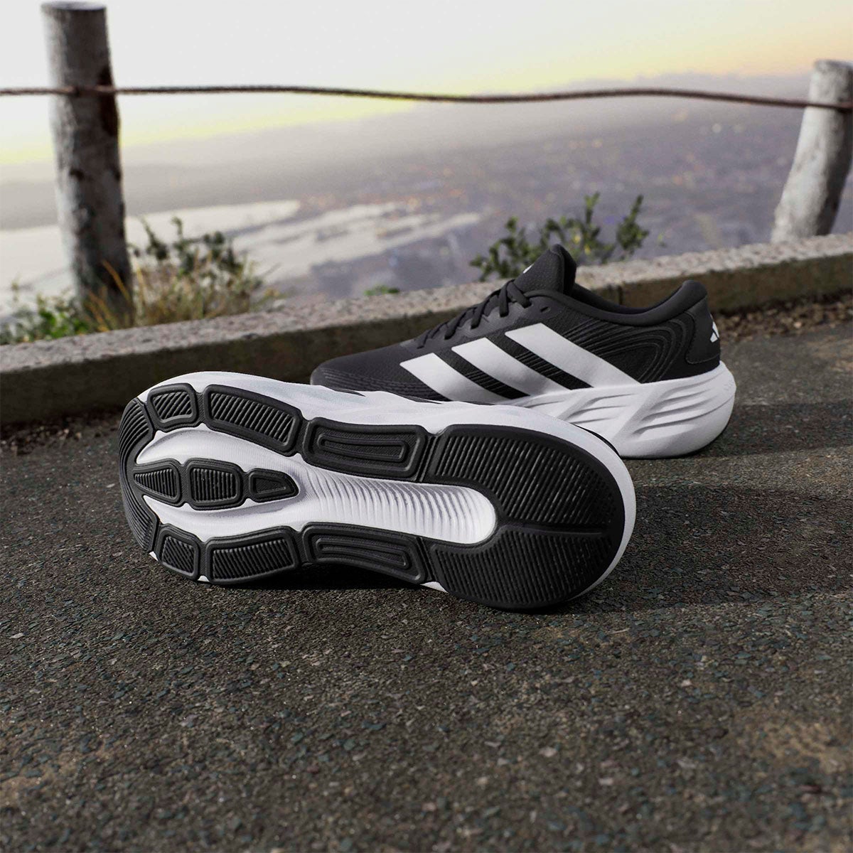 アディダス adidas GLX 8 ランニング / GALAXY 8 RUNNING ランニングシューズ ブラック IH9812 使用イメージ